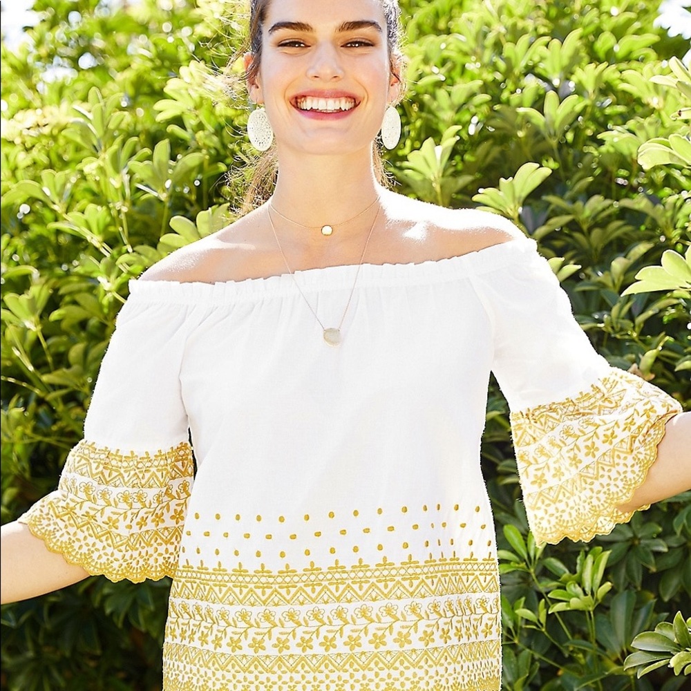 Embroidered off the shoulder top🌻